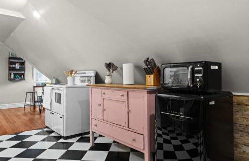 Cozy Top-Floor Retreat in the Heart of Louisville - Photo 36