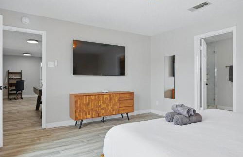 4BD Tropical Pool Oasis with a Game Room - Photo 22