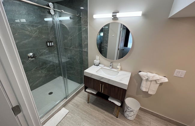 Lighthouse Inn & Suites - Photo 54