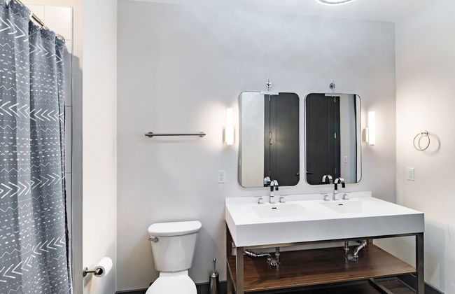 Lindsley by Avantstay Balcony Modern Design A Downtown Location - Photo 24