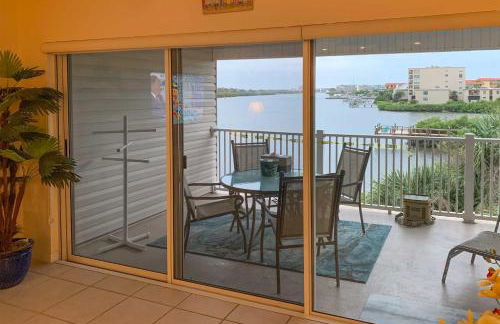 Large Balcony and Water Views Indian Shores Condo! - Foto 11