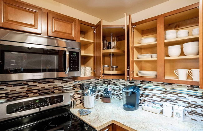 Tropical & Serene Garden Vistas - Photo 10