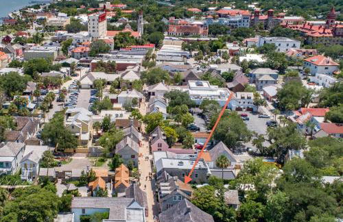 Colonial Quarter hideaway with modern comforts & balcony - near the beach - Photo 30