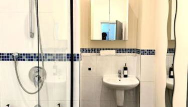 City Centre 2 Bed 2 Bath Apartment - Foto 3