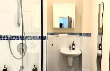 City Centre 2 Bed 2 Bath Apartment - Foto 3