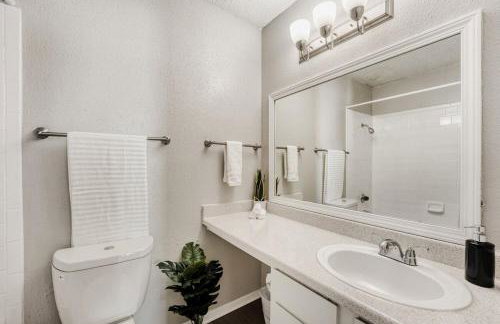 Polished King Getaway - Sleeps 4 - Pool, Prkg - Foto 7