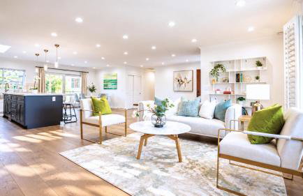 Grand Lux 4BR Prime Location & Serene Yard - Foto 1