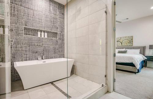 Uptown Modern with Private Patio & 1Gbps Wi-Fi - Foto 21