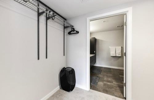Stylish 2BR Retreat Gym Parkng and Scenic Rooftop - Foto 25