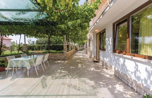 2 Bedroom Amazing Apartment In Kanfanar - Foto 11