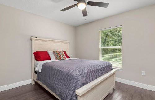 Pet-friendly, Heated Pool, Close to Everything 3 Bedroom Home - Foto 18