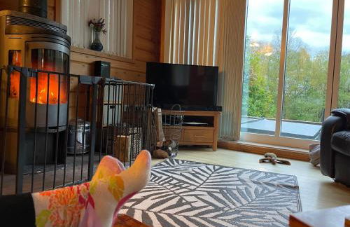 Luxury Peak District lodge, hot tub, log burner, nr lake - Photo 10