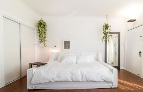 Sunny Boho Chic West Hollywood Flat! - Photo 2