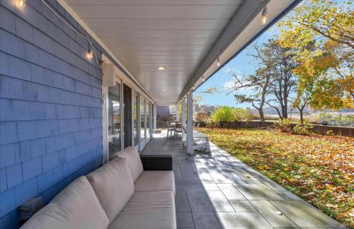 Waterfront Retreat with Private Dock and Fire Pit, Sleeps 8, Outdoor Dining, Spa-Style Primary, Gourmet Kitchen with Dual Dishwashers, Gas Fireplace, River Views, Bright Open Layout, Central AC, Perfect Coastal Escape for Families, 24 Hr Hospitality - Foto 31