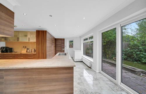 Lux 5 Bed sleeps 11, 10 mins from Wembley Stadium, Jacuzzi and Steam Shower - Photo 49