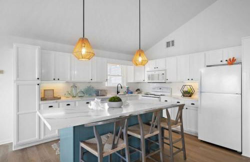 Stylish Home with game room, deck, and canal access - Foto 1