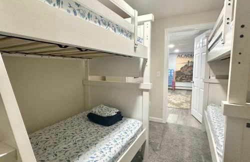 5BR Waterfront Hot Tub Kids Playscape Pets Family Compound! - Foto 7