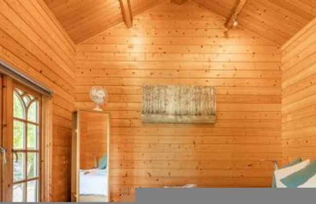 Host Stay Violet Lodge - Photo 3