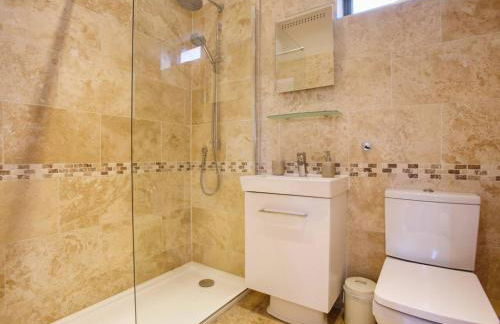 Beautiful Seaside Holiday Home - Photo 7