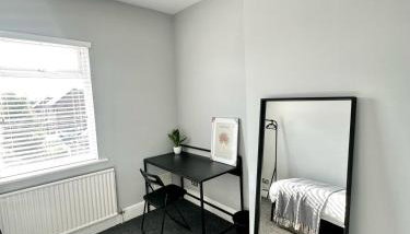 Large 5-Bedroom House in Salford-Free Parking-Sleeps 10 - Foto 2