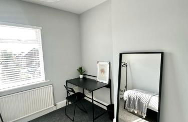Large 5-Bedroom House in Salford-Free Parking-Sleeps 10 - Foto 2