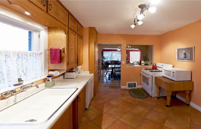 Downtown House with a Big Back Yard - Photo 3