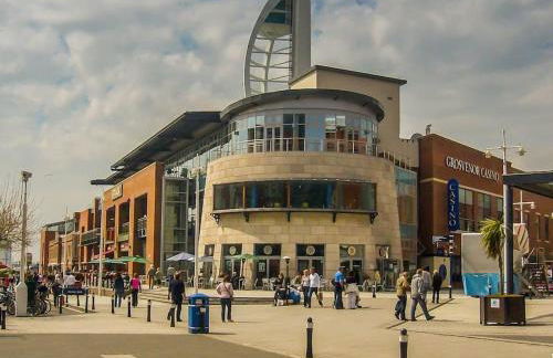 Welcome - BUSINESS or PLEASURE! Southampton 'City Vibes' # Stylish Apartment with Outdoor Courtyard! 1-4 Guests BOOK YOUR CITY BREAK or PRE-CRUISE STAY! CLOSE TO MAYFLOWER THEATRE, UNIVERSITIES, CRUISE TERMINALS, HOSPITALS & SHOPS! - Photo 55