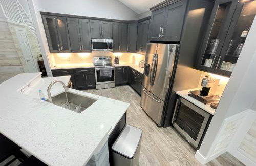 Gorgeous Modern 6BR South Facing Private Pool Hot Tub BBQ Theater 2 Miles Disney - Foto 5