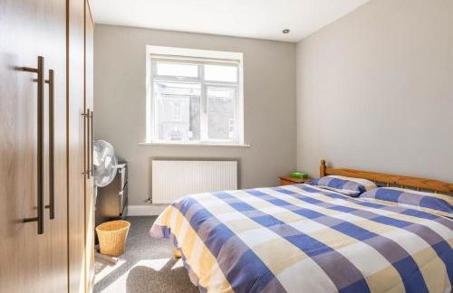 Group Friendly 2 Bed 2 Bath FREE PARKING for 2 Large Vans or up to 4 Cars Zone 2 Sleeps 10 Close to Central London and Zone 2 tube station - Photo 65