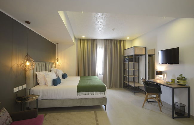 Maia Hotel Suites - Photo 11