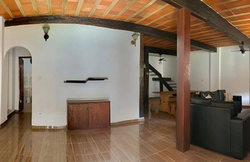 Casarão Miguel Pereira - Refúgio na Natureza com Lareira Externa, Piscina, Fondue e Amplo Jardim - 12 Min do Parque Terra dos Dinos - Foto 34