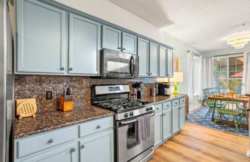 Resort Style Backyard Pool Pickleball Court - Foto 16