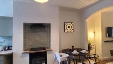 Business Friendly 2BR House Sleeps 5, Wi-Fi, Workspace & Free Parking - Foto 3
