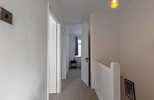 4 Bedroom 2 Bathroom House - Free parking - Foto 3