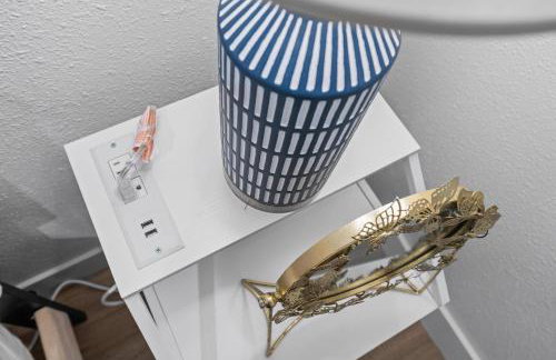 Entire Private Home with 4 Bedrooms 2 Bathrooms, Hot Tub, King Bed, 80 TV, Gated Yard, Ranch Style, Available Now - Foto 49