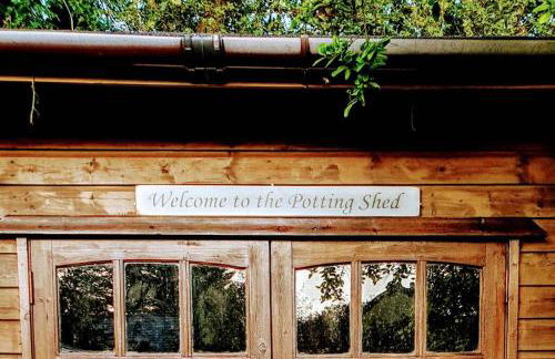 The Potting Shed near Tenby, 100" Projector, Four poster bed, On-site HOT TUB access via Spa Pack - Photo 2