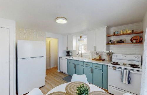 End Zone Escape-Light and Bright HOF Village Home - Foto 1