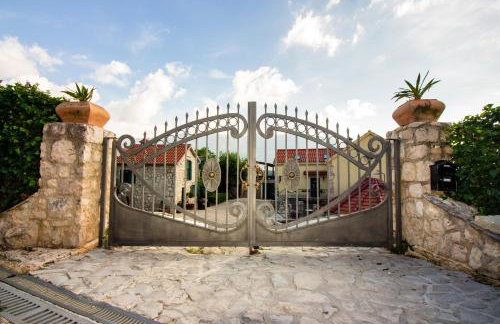 Authentic Dalmatian Hillside Escape With Pool, Sauna & BBQ - Photo 33