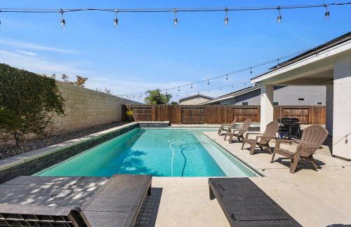 Spacious Home with Private Pool - Photo 17