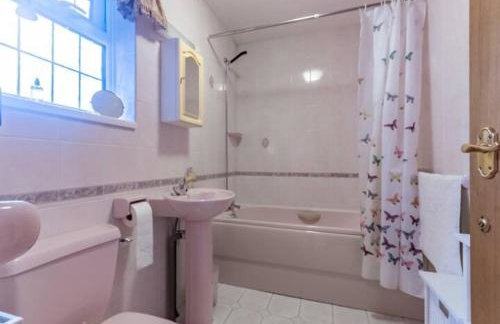 Tudor Style Seafront Home Sea Views Shoebury - Pass the Keys - Foto 42