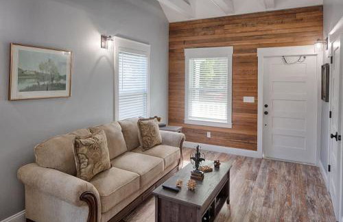 Quaint Cottage with Private Pool-Walk to Everything - Foto 12