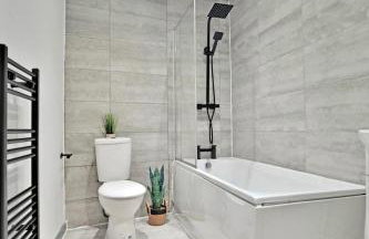 Freckleton House in Town Centre, near Blackpool, Sleeps 6, Free Parking - By NMB Property - Photo 17