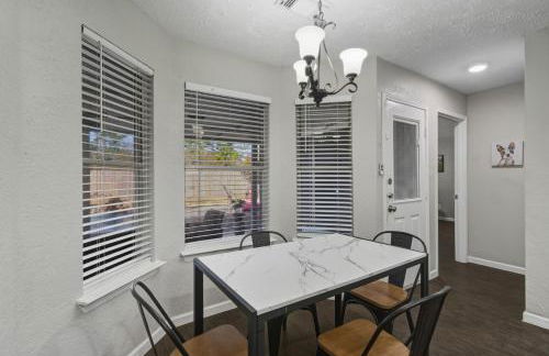 Pool Villa- Near Airport & Downtown, Fire Pit, Foosball - Foto 27