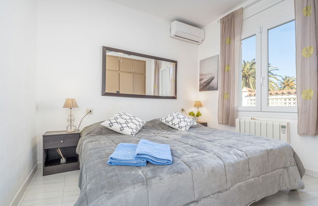 4 bedroom House in Castelló d'Empúries with private pool and garden - Photo 11