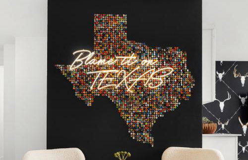 Heated Pool, Game Room, Outdoor Movies, Mins to Downtown, Sleeps 14 - Foto 1