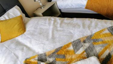 Goldthorn Wolverhampton sleeps 5 long term comfortably and families - Foto 1, wardrobe