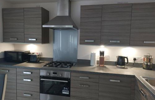 Beautiful 4-Bedroom House with Private Garden & Parking - Foto 37