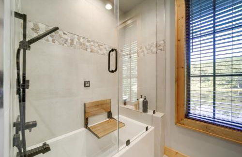 Lakefront Gem with Fire Pit in Chinquapin Resort! - Foto 13