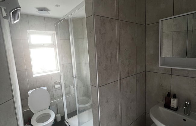 Lovely 2-bed Apartment in Grays - Photo 10