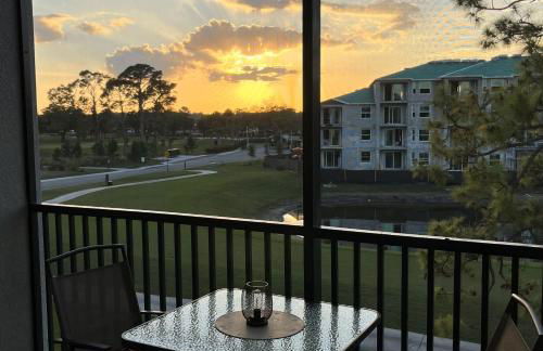 Stylish 3rd-Floor Condo with Golf Course Views - Foto 13